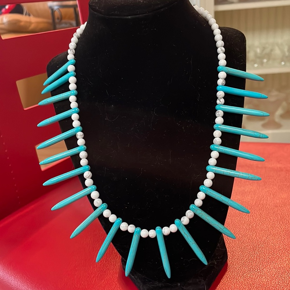 Hand carved turquoise beads with mother of pearl and w/magneticclosure. Fabulous